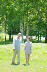 Fototapeta premium 草原を歩くシニア夫婦