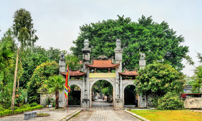Fototapeta na wymiar Gateway to Hoa Lu, an ancient capital of Vietnam