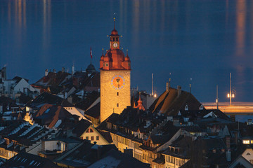 Beleuchteter Turm des Rathauses von Luzern, Schweiz