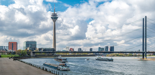 Fototapeta na wymiar Am Rheinufer hat man einen schönen Blick auf den Medienhafen Düsseldorf