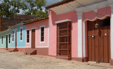 Ville de Trinidad, façades de maisons roses et bleues, Cuba, Caraîbes