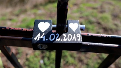 kłódka na moście zawieszona przez zakochanych, walentynki  © sandrqa