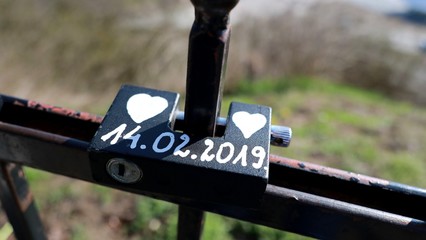 kłódka na moście zawieszona przez zakochanych, walentynki  © sandrqa