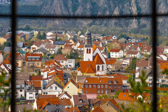 Bergmassiv Rotenfels, im Vordergrund Stadtteil Ebernburg von Bad M&uuml;nster am Stein bei Bad Kreuznach, Rheinland-Pfalz, Deutschland