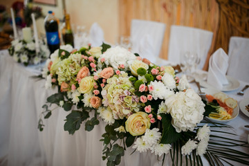 flowers on the wedding table