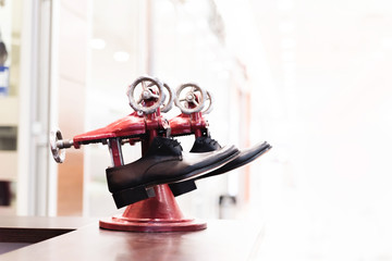 Shoe old machine with manual adjustment