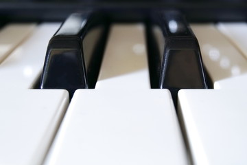 Sehr klare Nahaufnahme einer Klavier-Tastatur von einem Studio Synthesizer