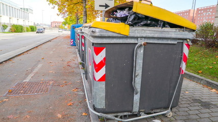 15721_A_big_trashcan_on_the_streetside_in_Italy.jpg