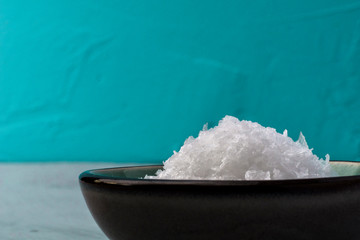 salz in schüssel vor blauer wand