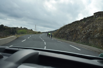 Groupe de cyclistes sur une route de montagne