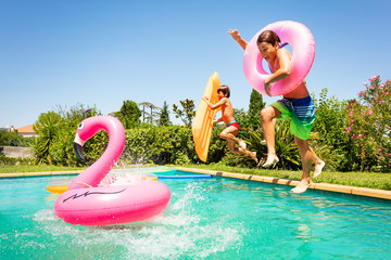 Happy friends enjoying pool party in summer - obrazy, fototapety, plakaty