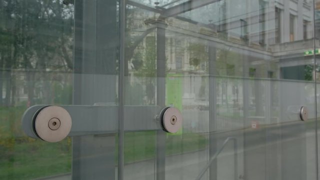 Reflejo de coches y personas.Metro de Viena, Austria