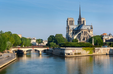 Fototapeta na wymiar Le soleil se lève sur la Cathédrale Notre Dame De Paris