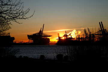 Sonnenaufgang über den Hamburger Hafen