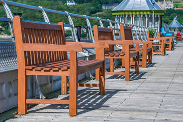 Obraz premium Benches along Garth Pier in Bangor