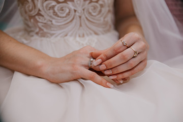 Obraz na płótnie Canvas wedding rings on the bride's hand