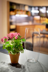 tavolo da cucina con fiori