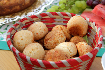 Selbst gebackene Bio Brötchen mit Käse am Buffet