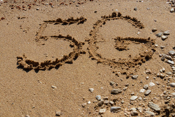 Fototapeta na wymiar 5G shape on the sand