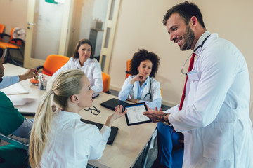 Obraz premium Medical team sitting and discussing at the table in the office.