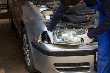 Obraz na płótnie Canvas the mechanic sets the spotlight on car