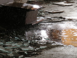 es regnet in eine alte Ruine