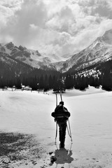 Skifahrer und Berglandschaft