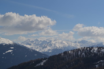 Fototapeta na wymiar Berglandschaft und Wolken
