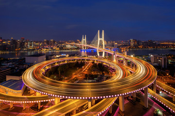 Luchtfoto van Nanpu Bridge, Shanghai Downtown, China. Financieel district en zakencentra in slimme stad in Azië. Bovenaanzicht van wolkenkrabber en hoogbouw & 39 s nachts.