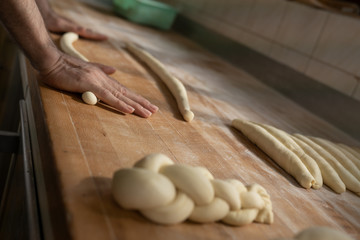 Teig ausrollen per Hand vom Bäcker