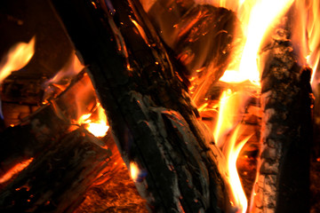 Lenha a arder na lareira 