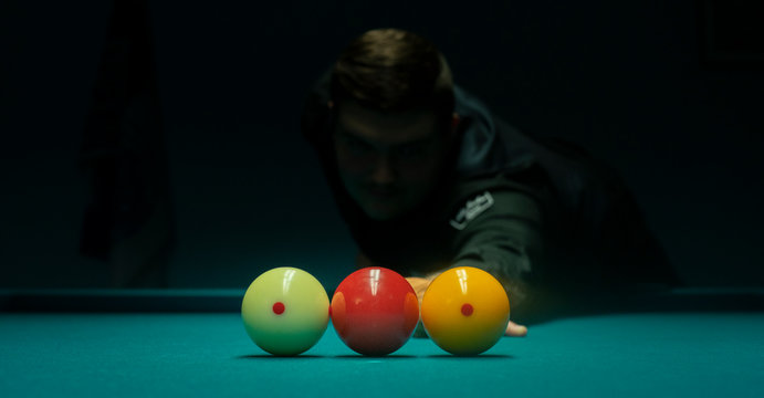 Spieler schl&auml;gt Kugeln bei Birilli