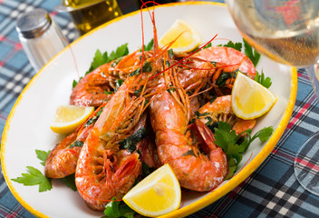 Grilled shrimps with lemon