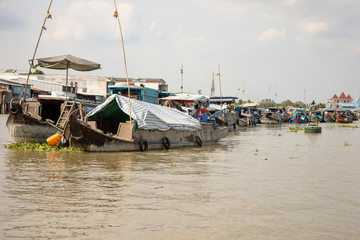 Naklejka premium Floating produce market in Cai Be in Vietnam