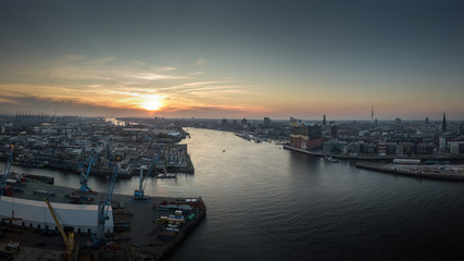Panorama vom Hafen von Hamburg bei Sonnenuntergang