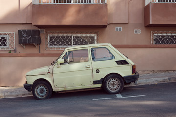 Stary mały samochód na tle ulicy, Malta Gozo
