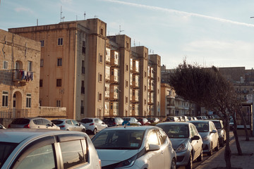 słoneczna ulica z zaparkowanymi samochodami, Malta Valletta  - obrazy, fototapety, plakaty