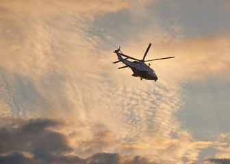 Fototapeta na wymiar helikopter na tle nieba i zachodzącego słońca