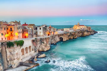 Zelfklevend Fotobehang Vieste - prachtige kustplaats op de rotsen in Puglia © pilat666