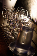 Copas y jarras lista para servir, en bar durante la noche