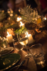 Cena maridaje a la luz de las velas, vino blanco y tinto acompañado d aun postre de maracuyá