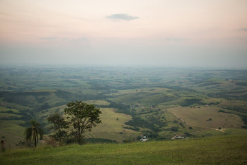 Obraz premium view from the top of the mountain range of são pedro, with a beautiful view of the mountains