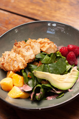 Ensalada saludable, pollo con coco con fruta y verduras