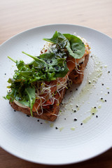 Un deliciosos desayuno sandwich con germen de trigo y serrano