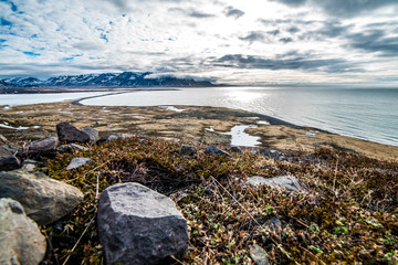 Fototapeta na wymiar Islandia paisaje nieve lago cascada geiser