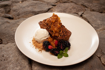 Postre  dulce con almendras, helado de vainilla y frutos rojos zarzamora y frambuesa