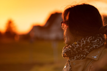 Frau schaut sich den Sonnenuntergang an © RPHOTOWORKS