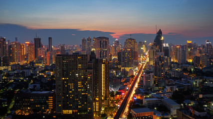 Obraz premium twilight sunset skyline with cityscape view in metropolis