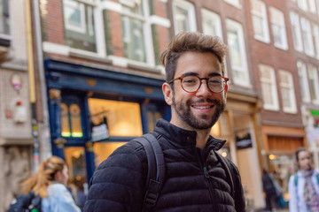 Obraz premium young man smiling in the city
