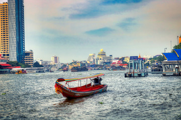 Dieses einzigartige Foto zeigt wie die alten traditionellen Langheckboote, die auf dem Fluss Mae Nam Chao Phraya in Bangkok fahren